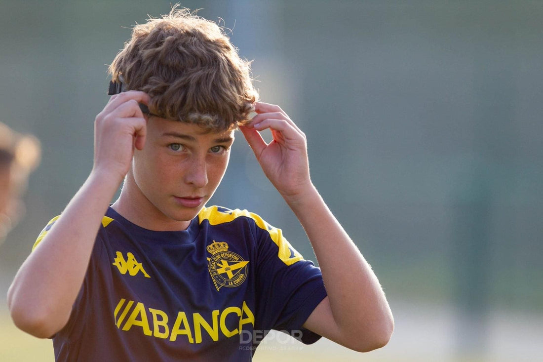 Niño con una accesorio de fútbol para la cabeza 